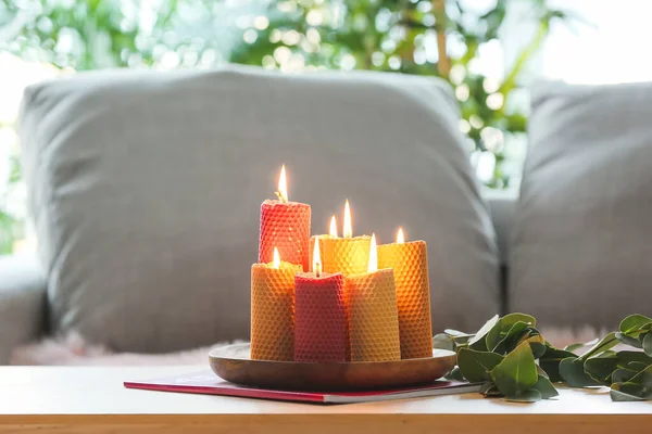 Plateau Avec Des Bougies Allumées Sur Une Table Bois Dans — Photo