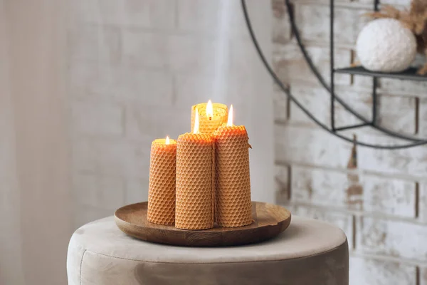 Plateau Bois Avec Bougies Allumées Sur Pouf Dans Pièce Lumineuse — Photo