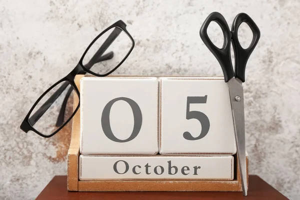 带眼镜的立方体日历和背景下的剪刀 — 图库照片