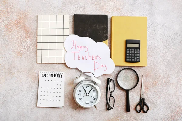 Texto Happy Teacher Day Com Artigos Papelaria Despertador Fundo Grunge — Fotografia de Stock