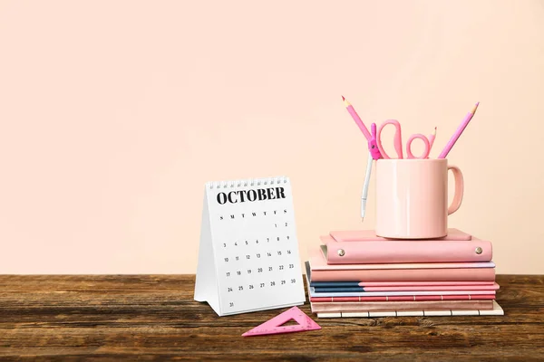 Voltear Calendario Artículos Papelería Mesa Cerca Pared Color —  Fotos de Stock