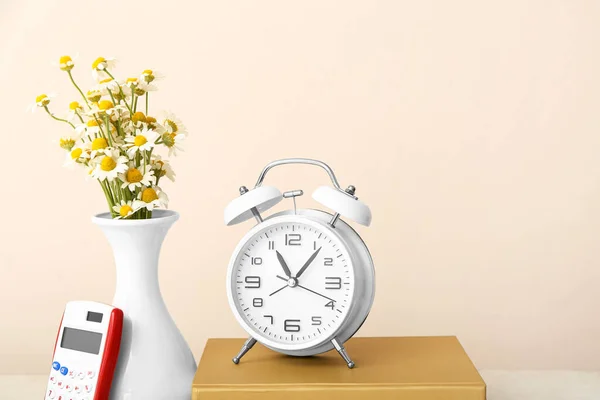 Reloj Despertador Florero Con Flores Papelería Sobre Fondo Color —  Fotos de Stock