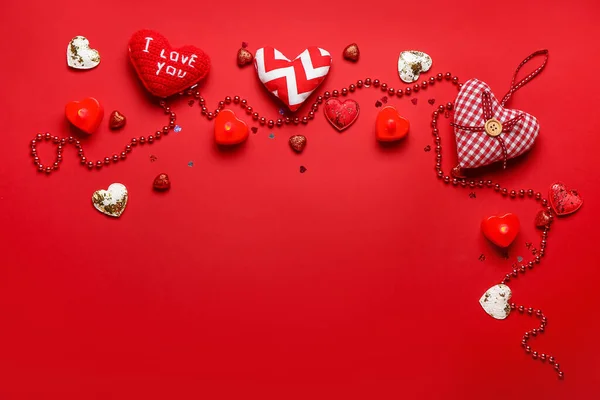 Schöne Herzen Und Perlen Auf Farbigem Hintergrund Valentinstag Feier — Stockfoto