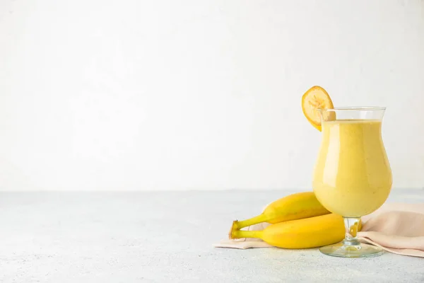 Szklanka Smacznego Koktajlu Bananowego Daiquiri Owoców Jasnym Tle — Zdjęcie stockowe