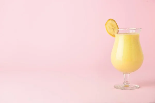 Szklanka Smacznego Koktajlu Bananowego Daiquiri Tle Koloru — Zdjęcie stockowe