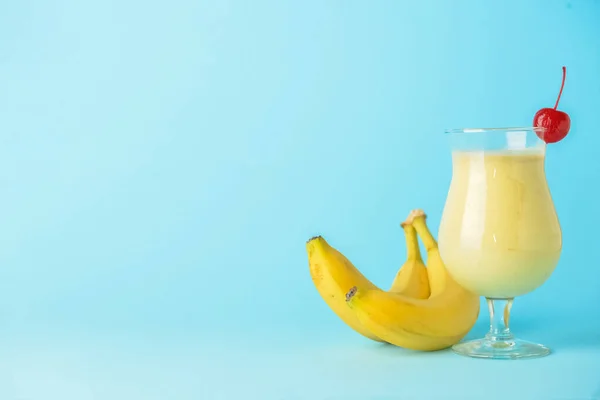 Glas Välsmakande Banan Daiquiri Cocktail Och Frukt Färg Bakgrund — Stockfoto