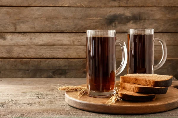 Canecas Kvass Fresco Pão Sobre Fundo Madeira — Fotografia de Stock