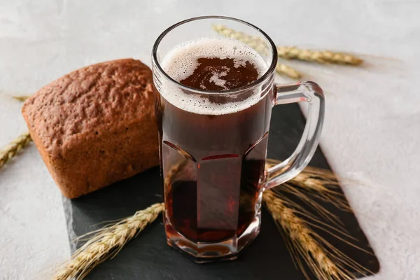 Mug Fresh Kvass Light Background — Stock Photo, Image