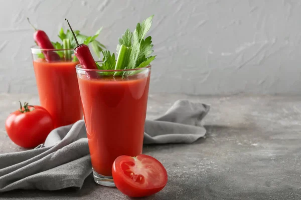 Szklanki Koktajlu Krwawej Mary Ozdobione Czerwoną Papryką Chili Pomidorami Grunge — Zdjęcie stockowe
