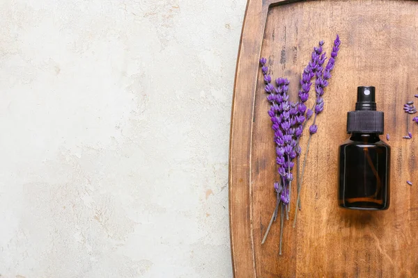 Tablero Con Botella Aceite Esencial Lavanda Flores Sobre Fondo Claro —  Fotos de Stock