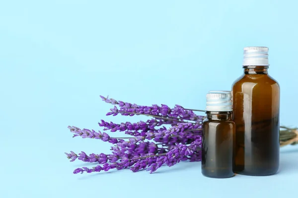 Bottles Lavender Essential Oil Flowers Color Background — Stock Photo, Image