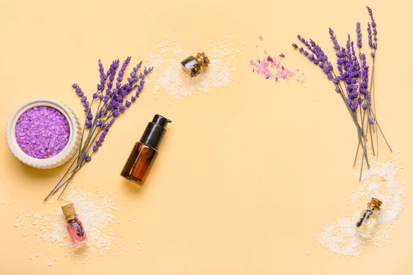 Composição Com Garrafas Óleo Essencial Lavanda Sal Marinho Flores Sobre — Fotografia de Stock