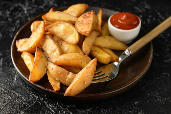 Assiette Avec Savoureuses Pommes Terre Cuites Four Sauce Sur Fond — Photo