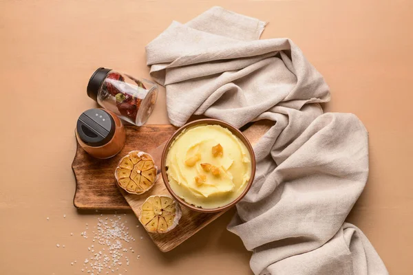 Schaal Van Smakelijke Aardappelpuree Met Knoflook Kleur Houten Achtergrond — Stockfoto