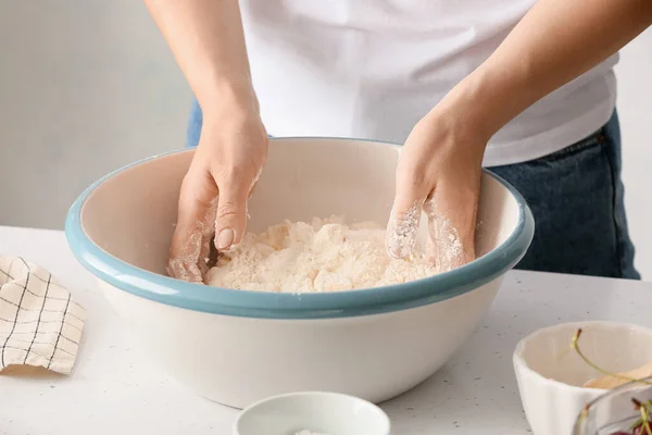 Femme Préparant Pâte Pour Tarte Aux Cerises Table Gros Plan — Photo