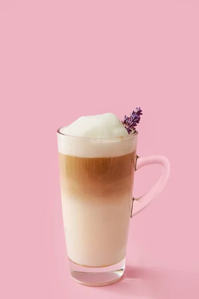 Tazza Vetro Gustoso Latte Alla Lavanda Sfondo Colore — Foto Stock