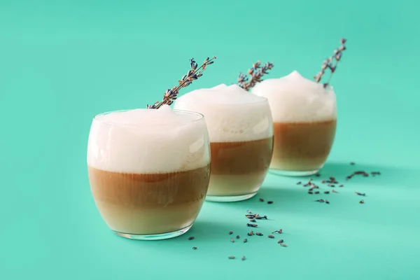 Glazen Van Lekkere Lavendel Latte Bloemen Kleur Achtergrond — Stockfoto