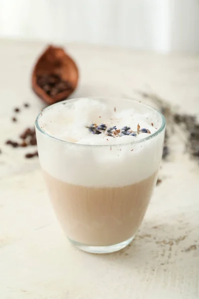 Vaso Sabroso Café Con Leche Lavanda Flores Sobre Fondo Claro — Foto de Stock