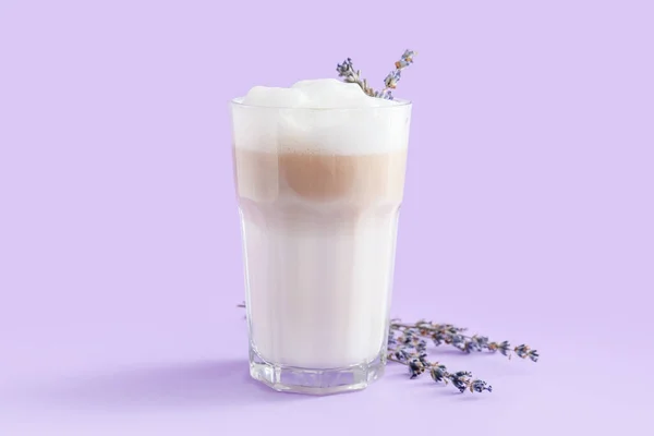 Egy Pohár Ízletes Levendula Latte Virágok Színes Háttér — Stock Fotó