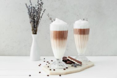 Lezzetli lavantalı latte, çikolata ve çiçekli açık arkaplan