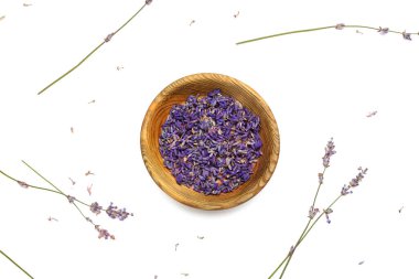 Beyaz arka planda bir kase güzel lavanta çiçeği