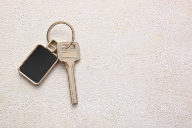 Işık arkaplan üzerinde şık anahtarlık ile anahtar