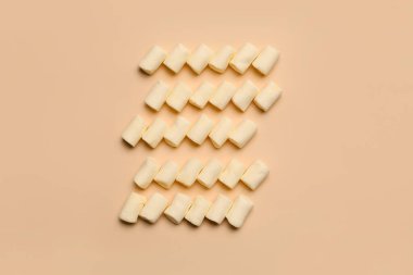 Renkli arkaplanda lezzetli marşmelovlar