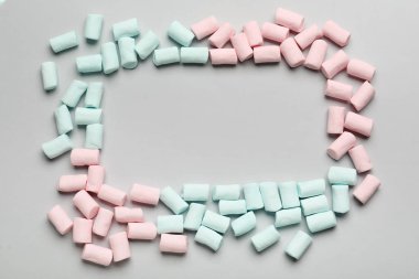 Gri arkaplanda lezzetli marşmelovlardan yapılmış çerçeve