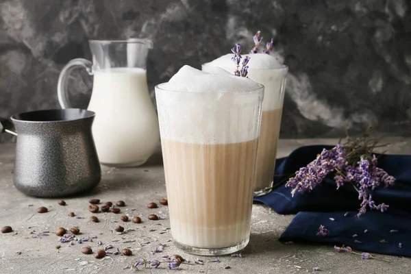 Vasos Sabroso Café Con Leche Lavanda Flores Mesa — Foto de Stock