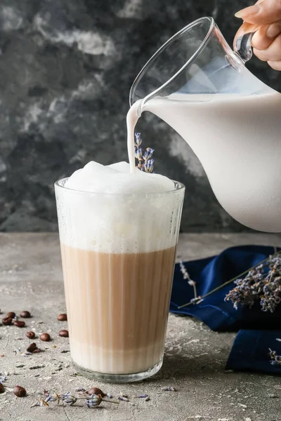 Vrouw Gieten Melk Uit Kan Glas Met Lekkere Lavendel Latte — Stockfoto