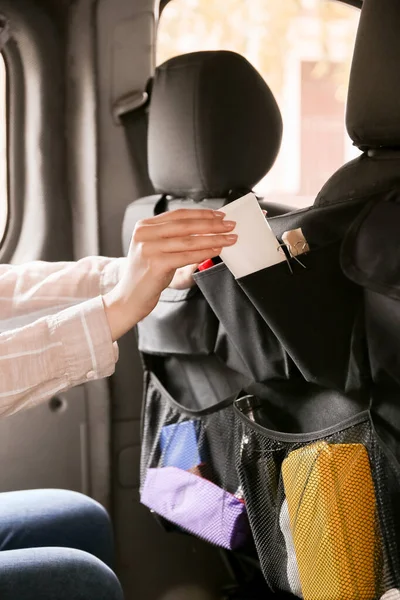 Femme Mettre Des Cosmétiques Dans Organisateur Voyage Voiture — Photo