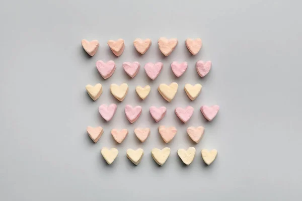 Deliciosos Malvaviscos Forma Corazón Sobre Fondo Gris — Foto de Stock