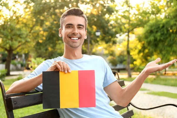 Junger Mann Mit Belgischer Flagge Sitzt Auf Bank Freien — Stockfoto