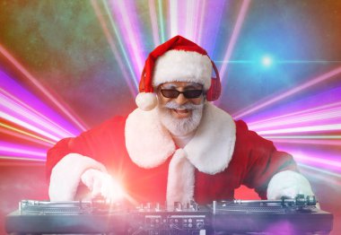 Havalı Noel Baba DJ kulüpte müzik çalıyor.