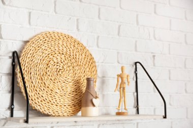 Duvarında dekor asılı modern raf.