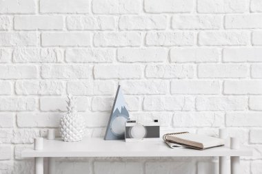 Duvara yakın dekorlu modern raf.