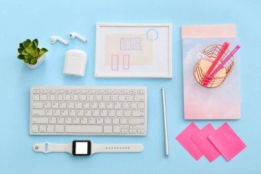 Renk arkaplanı üzerinde kırtasiye malzemesi olan modern aygıtlar