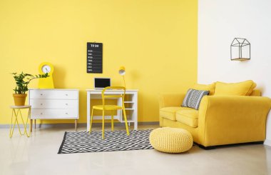 Modern işyerine sahip şık bir oda.