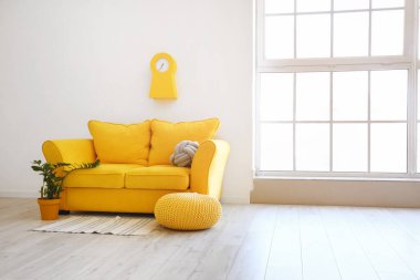 Şık bir oturma odası ve rahat bir kanepe.