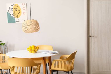 Odanın içinde limonlu yemek masası.