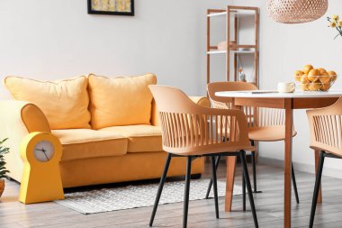 Yemek masası olan şık bir oda.