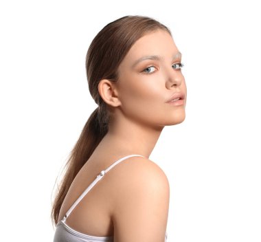 Beyaz arka planda boyalı kaşları olan güzel bir genç kadın.