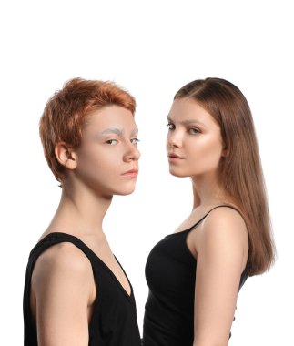 Beyaz arka planda boyalı kaşlı gençler.