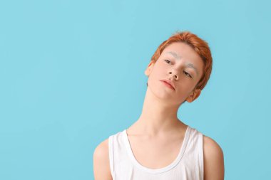 Renkli kaşları olan genç bir çocuk.