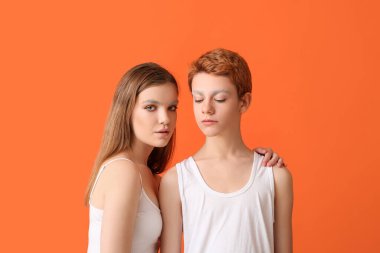 Renkli arka planda boyalı kaşları olan gençler