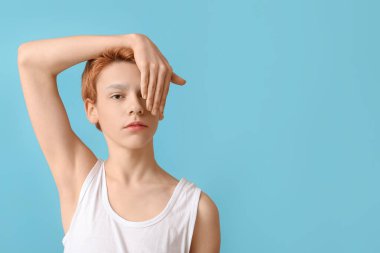 Renkli kaşları olan genç bir çocuk.