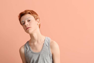 Renkli kaşları olan genç bir çocuk.