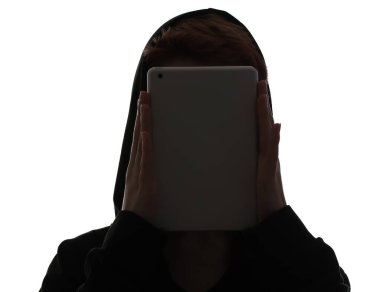 Beyaz arkaplanda tablet bilgisayarı olan hacker silueti