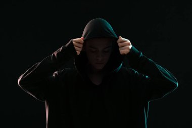 Koyu arkaplanda hacker silueti