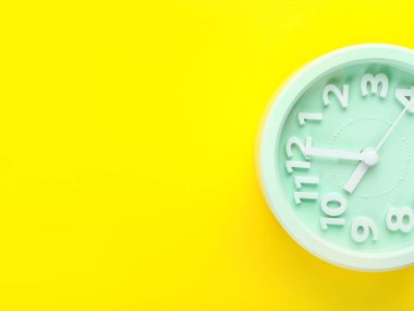 Renk arkaplanı üzerindeki alarm saatini biçimlendir